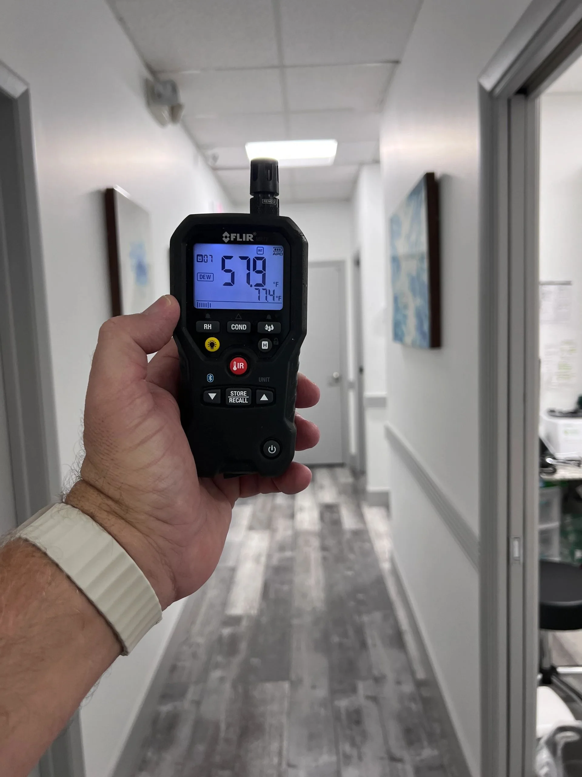 Air quality testing device